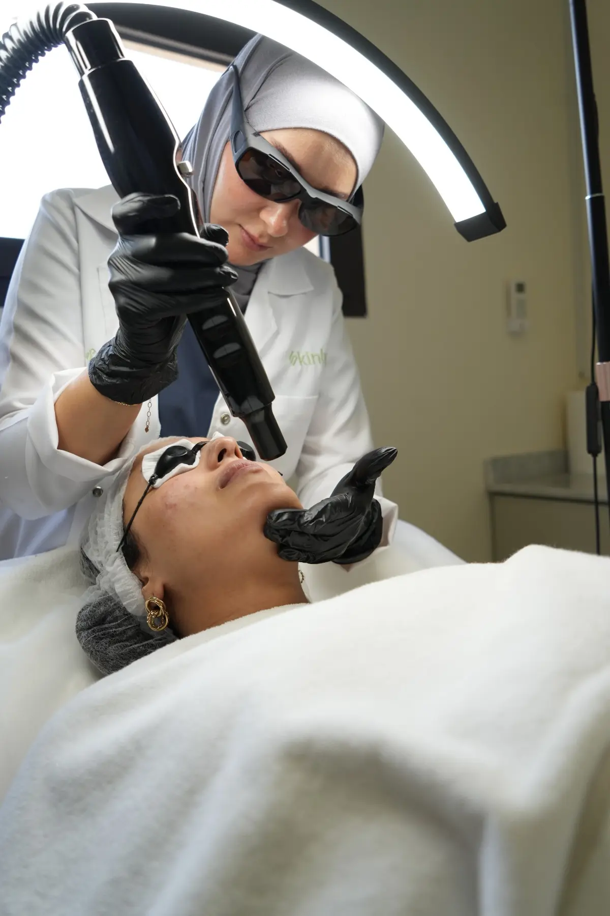 Mme Souad utilisant un équipement professionnel Skinly
